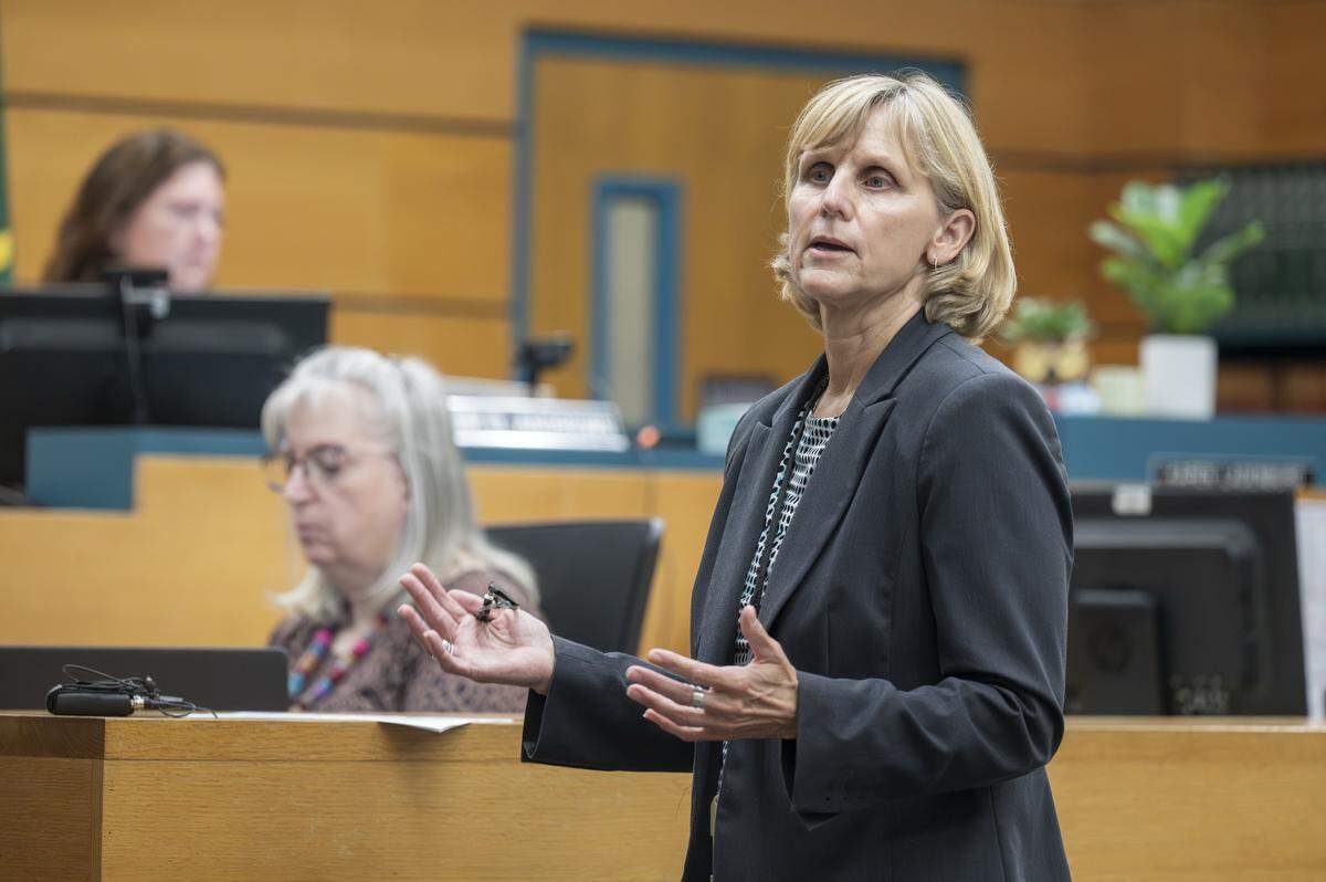 Pierce County deputy prosecutor Lisa Wagner gives an opening statement in Nicholas Fitzgerald Matthew's trial on Tuesday, Aug. 5, 2025, at Pierce County Superior Court in Tacoma, Wash., for the brutal stabbing attack of a woman walking on a trail of Point Defiance Park on February 2024. Matthew, 29, is accused of first-degree attempted murder.