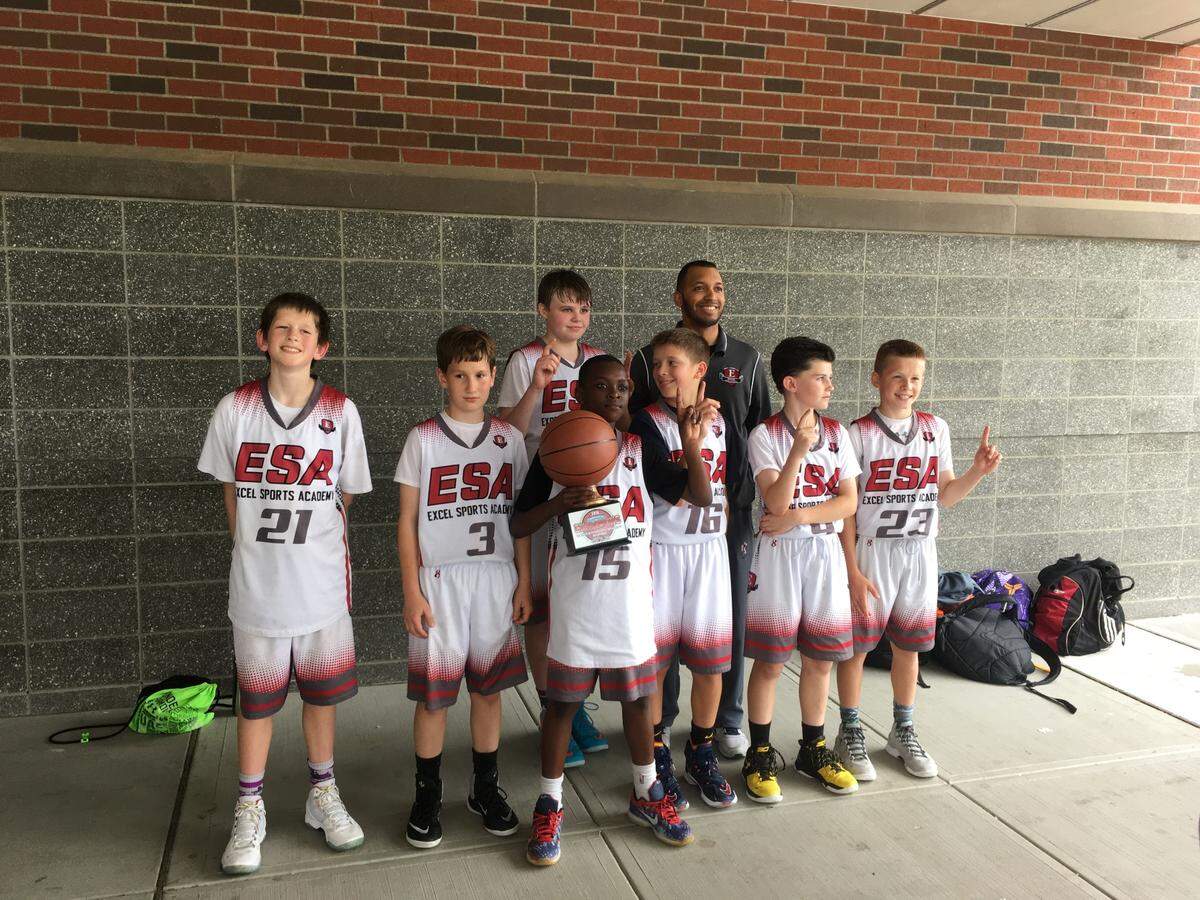 Tyce Paulsen, left, and Zoom Diallo, front-center, at an AAU tournament as kids.