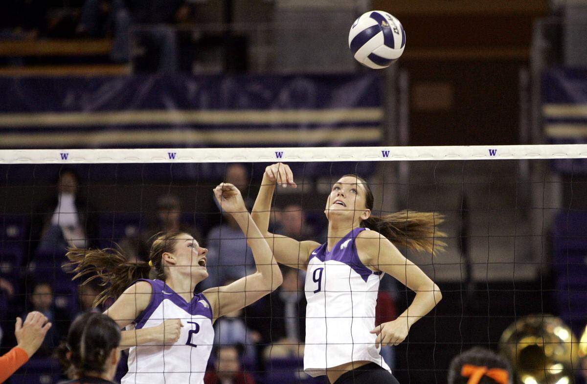 Washington’s Alesha Deesing (2) and Christal Morrison (9) watch a ball sail over the net as Oregon State’s Desma Stovall (1) and Natalie Hooper (4) watch from the other side Thursday, Nov. 17, 2005, in Seattle. (AP Photo/Elaine Thompson)