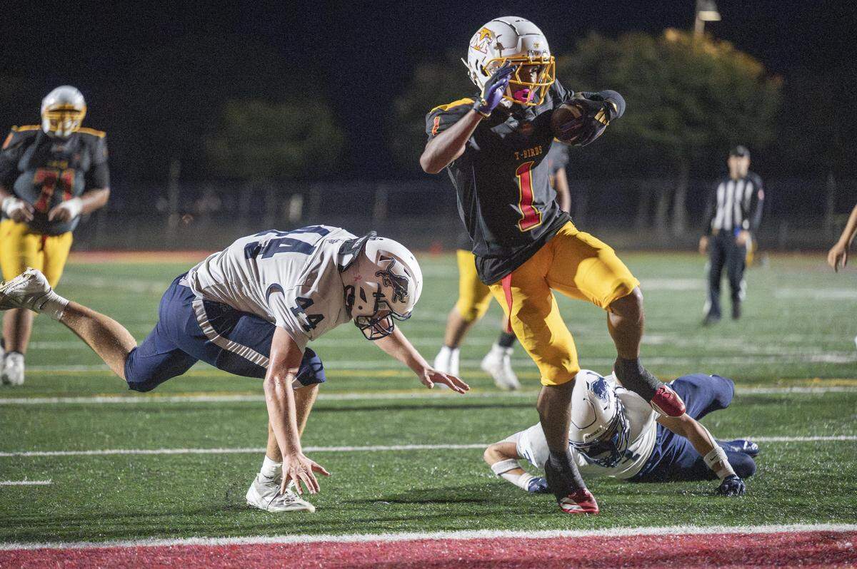 Mount Tahoma's Elijah Durr (1) runs into the end zone for a touchdown against Bellarmine on Friday, Oct. 10, 2025, at Mount Tahoma in Tacoma, Wash.