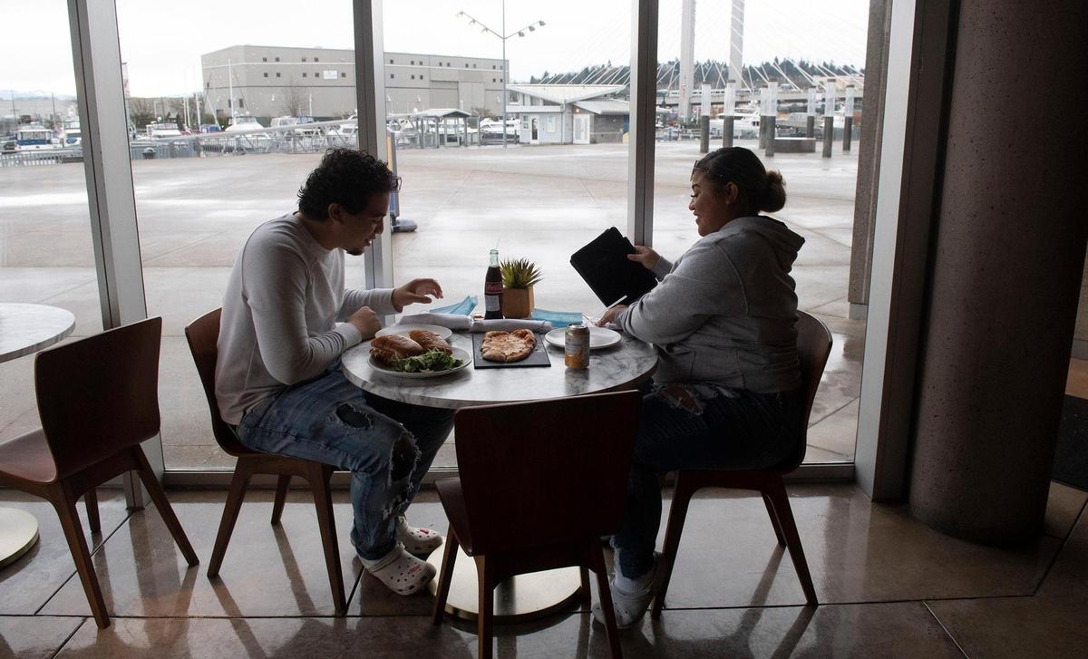 Let us not underestimate the pleasure of dining along Thea Foss Waterway in downtown Tacoma.