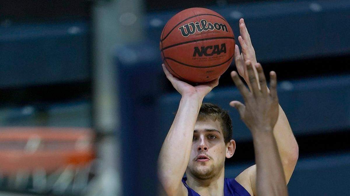 Washington guard Erik Stevenson (10) takes a 3-point shot over California forward D.J. Thorpe (33) during the first half of an NCAA college basketball game, Saturday, Jan. 9, 2021, in Berkeley, Calif. (AP Photo/Tony Avelar)