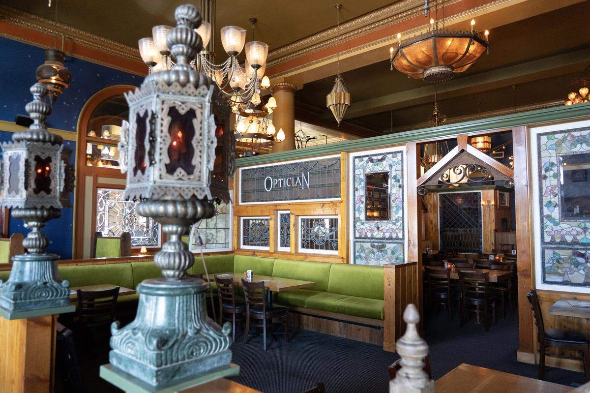 McMenamins Pub, adjacent to the hotel lobby, is family-friendly and serves all three meals.