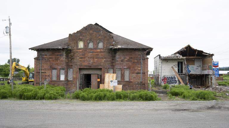Alumni of demolished historic Alderton School share memories, hopes for property