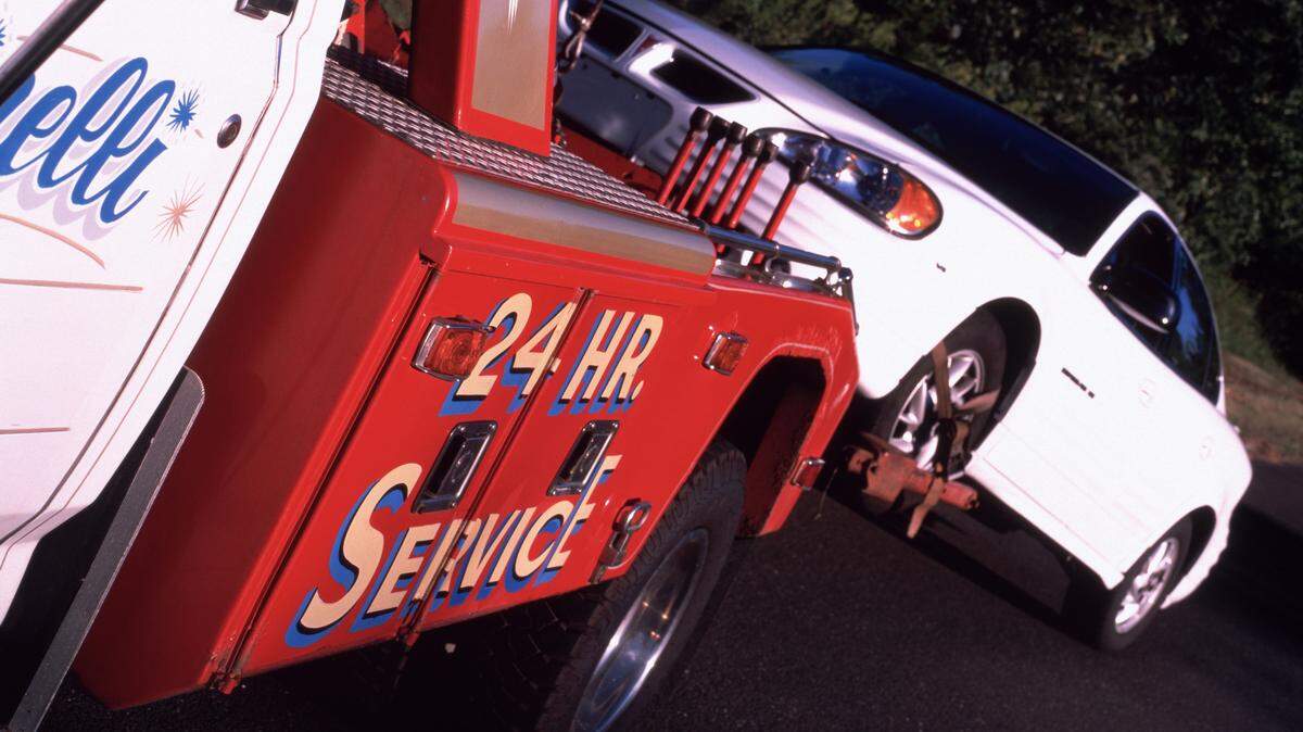 Wichita’s City Council approved contracts with three towing companies on Wednesday that keep impound fees flat and set up a repayment plan for economically disadvantaged vehicle owners.