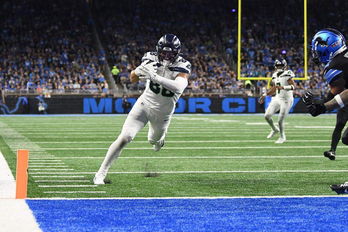 Seattle Seahawks tight end AJ Barner (88) dives into the end zone to score a touchdown against the Detroit Lions in the third quarter at Ford Field, in Detroit, Mich. Mandatory Credit: Lon Horwedel-Imagn Images