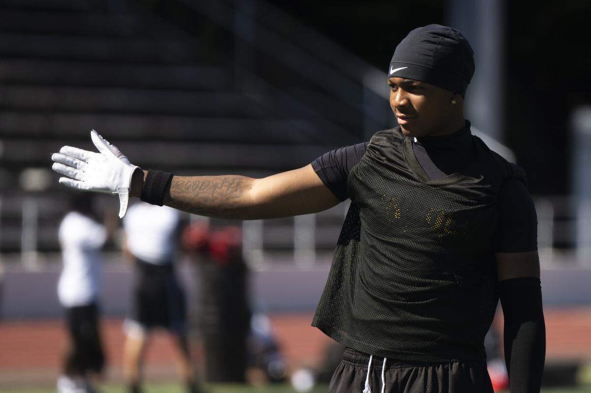 Lincoln's Elijah Carney calls for other players to warmup during a football practice at Lincoln High School on Wednesday, Aug. 20, 2025, in Tacoma, Wash..