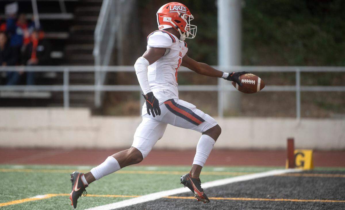 Lakes wide receiver David Wells Jr. stretche over over the goal line for his second touchdown reception in Saturday afternoon’s football game against the Lincoln Abes at Lincoln Bowl in Tacoma, Washington, on Oct. 22, 2022.
