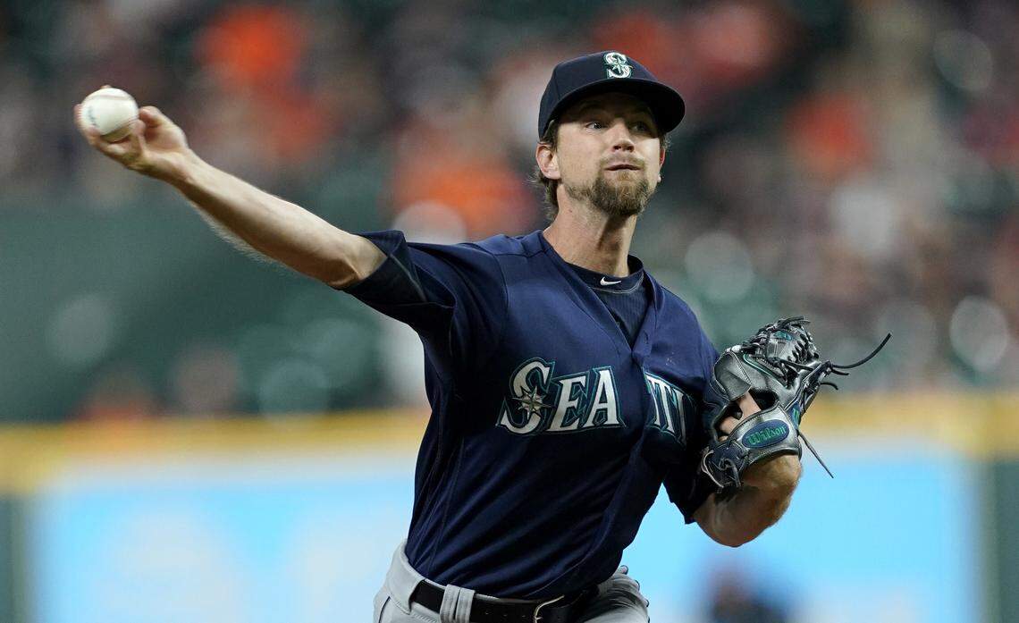 Seattle Mariners starting pitcher Mike Leake throws against the Houston Astros during the first inning of a baseball game Tuesday, Sept. 18, 2018, in Houston. (AP Photo/David J. Phillip)