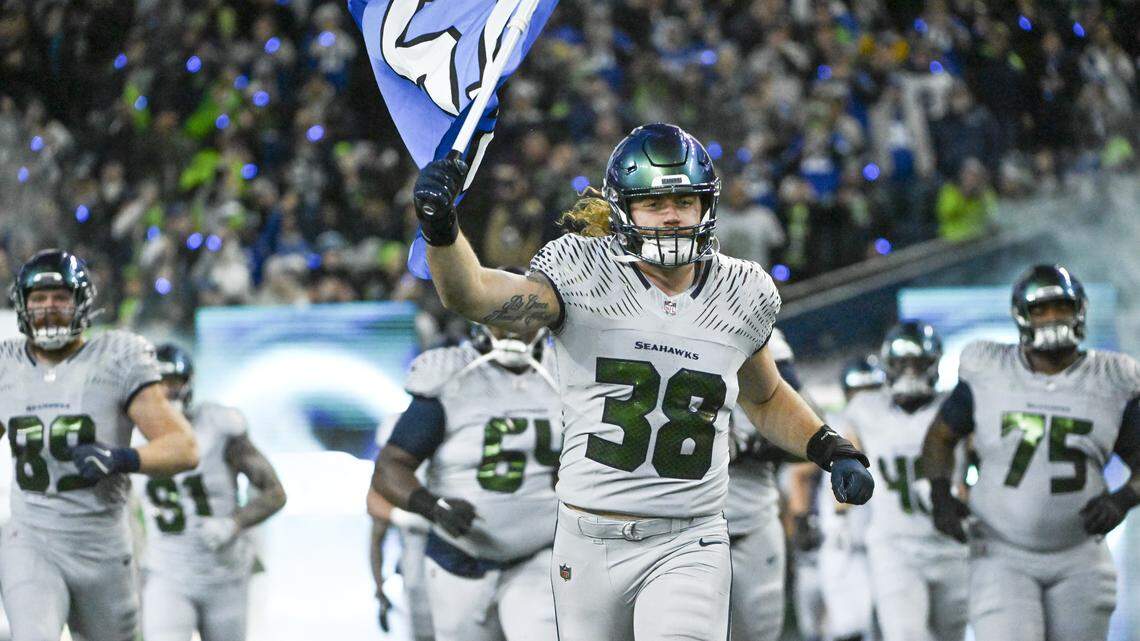 Seahawks re-sign glue guys, add 1st external free agent outside comp-pick recipe