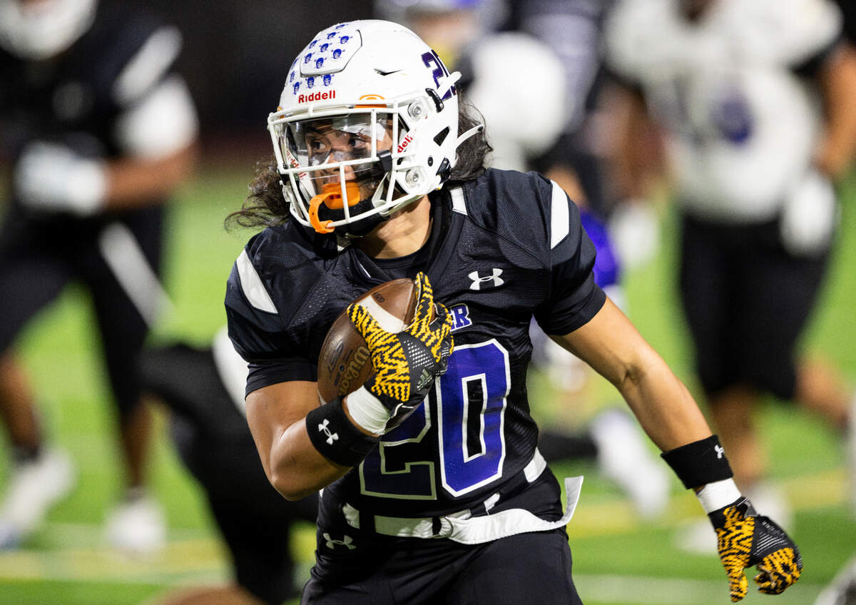 Sumner’s Che Molina (20) carries the ball during the first half of the game against Puyallup at Sumner High School, on Thursday, Oct. 3, 2024, in Sumner, Wash.
