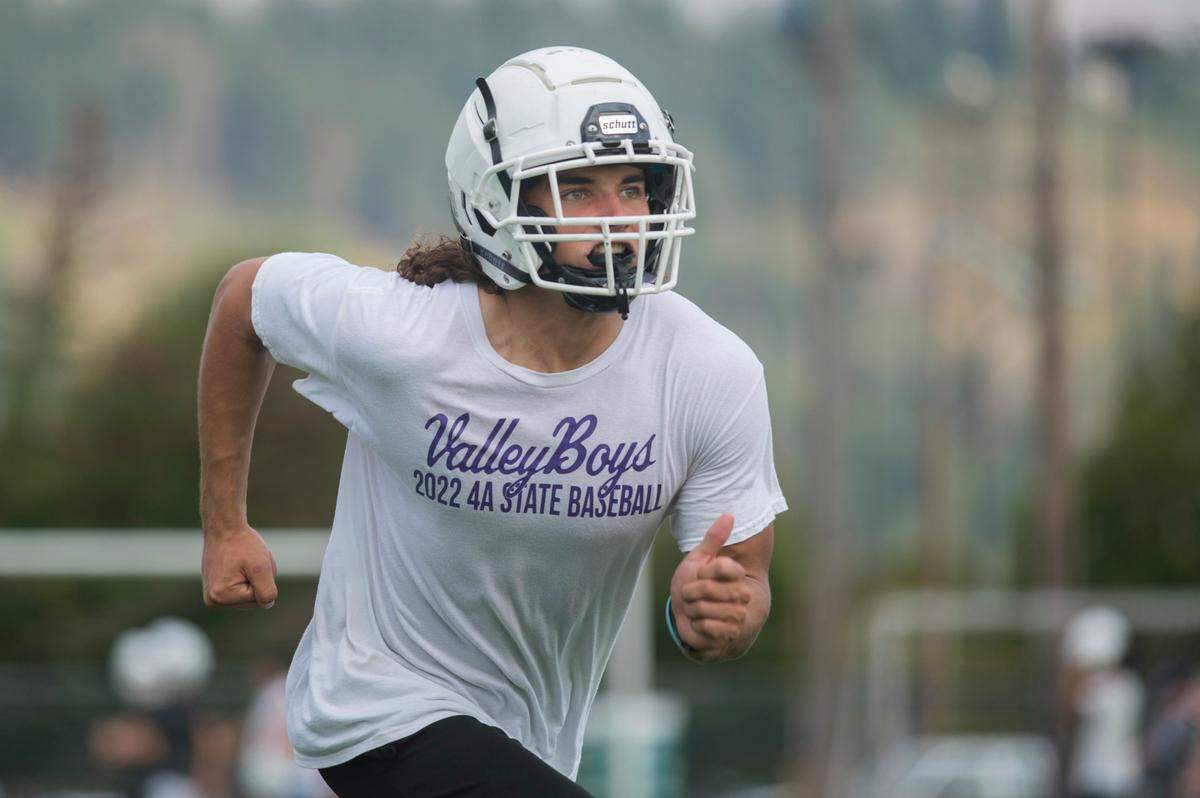 Sumner High School wide receiver and defensive back Jay Mentink runs during a drill at practice on Friday, Aug. 19, 2022 at Sunset Chev Stadium in Sumner, Wash.