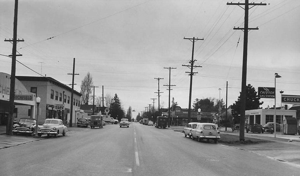 Looking north on N Proctor St. in the 1950s. Ryan’s Confectionery – home to Terry’s Office Tavern since 1962 – is located just in front of the star sign at 3412. To the right is a Chevron and Shell, with The Bay View Drugstore and Food Center Grocery and Proctor Inn Confectionary in the distance.