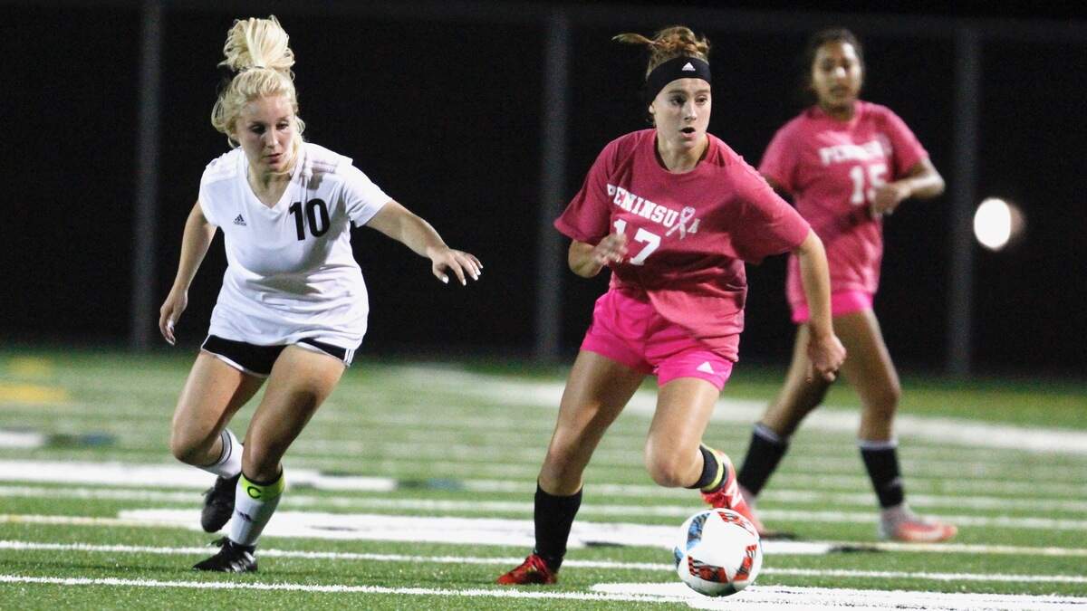 Peninsula’s Lena Janson on the attack for the Seahawks againt Yelm.