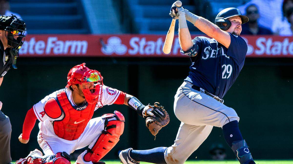 Seattle Mariners’ Cal Raleigh, right, watches his two-run home run next to Los Angeles Angels catcher Kurt Suzuki during the ninth inning of a baseball game in Anaheim, Calif., Wednesday, Aug. 17, 2022. (AP Photo/Alex Gallardo)