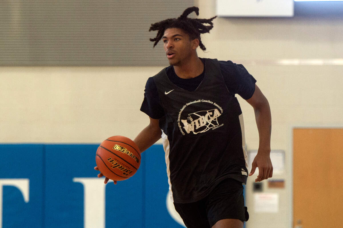 Garfield’s Jaylin Stewart brings the ball up the court during the Class 4A vs. Class 3A game at the WIBCA All-Star Weekend on Saturday, March 18, 2023 at Curtis High School in University Place, Wash.