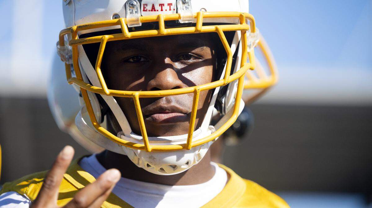 Mount Tahoma wide receiver and cornerback Elijah Durr throws up the dub during a football practice at Mount Tahoma High School on Wednesday, Aug. 20, 2025, in Tacoma, Wash..