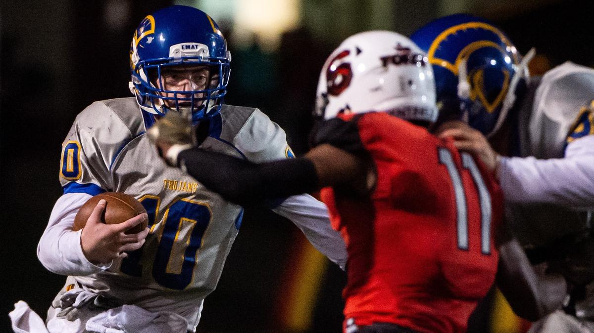 Fife’s Gannon Ginnis (10) rushes for a big gain in the third quarter. Fife played Steilacoom in a football game at Steilacoom High School in Steilacoom, Wash., on Friday, Oct. 26, 2018. 


