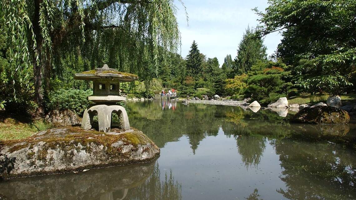 No cleaning. No clutter. Often no cost. Take Mom to visit a show garden