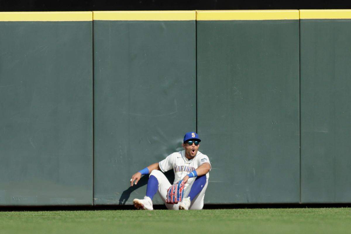 Seattle Mariners center fielder Julio Rodriguez reacts after failing to make a catch on a solo home run ball hit by Los Angeles Dodgers’ James Outman during the eighth inning of a baseball game, Sunday, Sept. 17, 2023, in Seattle. (AP Photo/John Froschauer)
