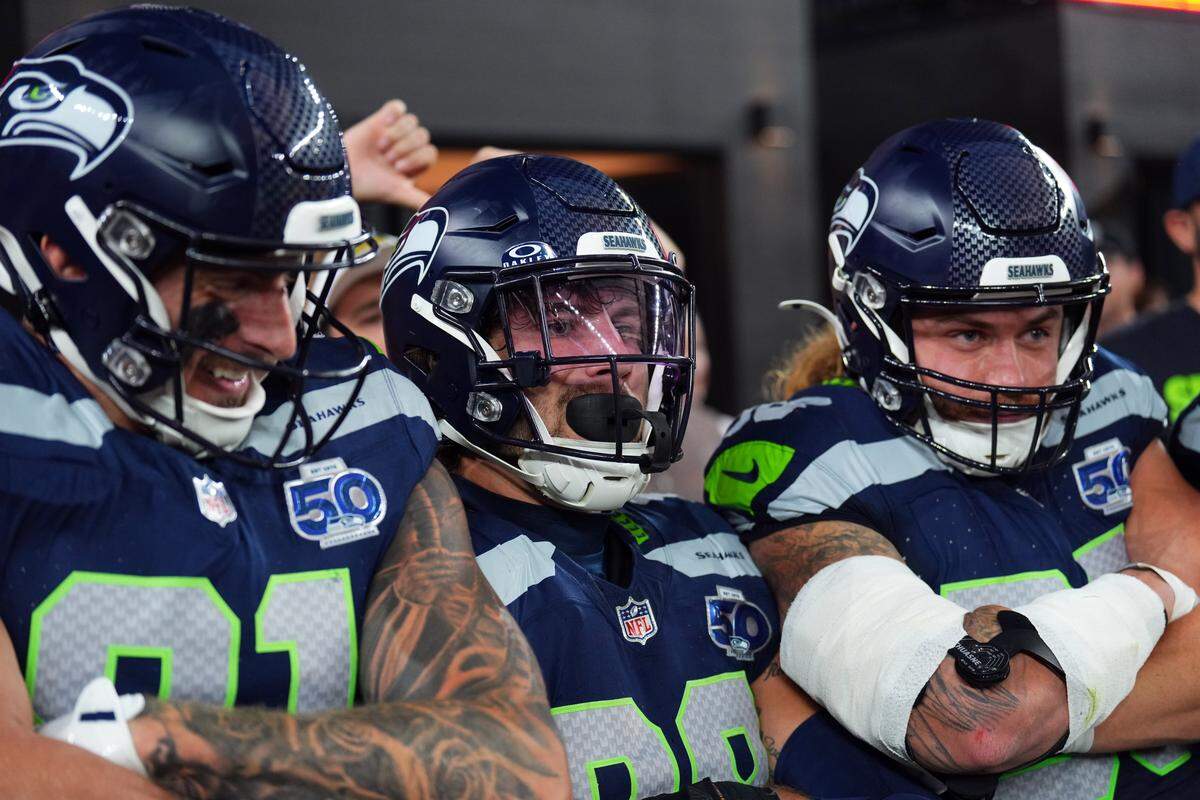 Seattle Seahawks tight end AJ Barner (88) celebrates with teammates after scoring a touchdown against the Arizona Cardinals in the first quarter at State Farm Stadium. Mandatory Credit: Joe Camporeale-Imagn Images