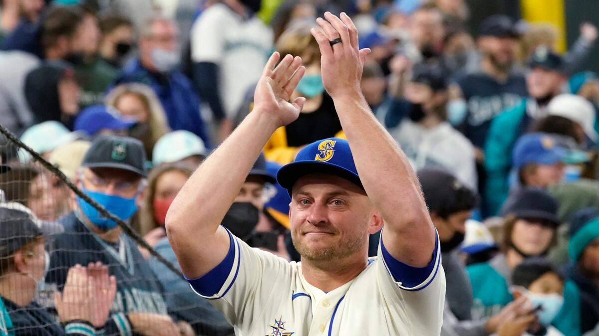 Seattle Mariners third baseman Kyle Seager motions to fans after a baseball game against the Los Angeles Angels, Sunday, Oct. 3, 2021, in Seattle. (AP Photo/Elaine Thompson)