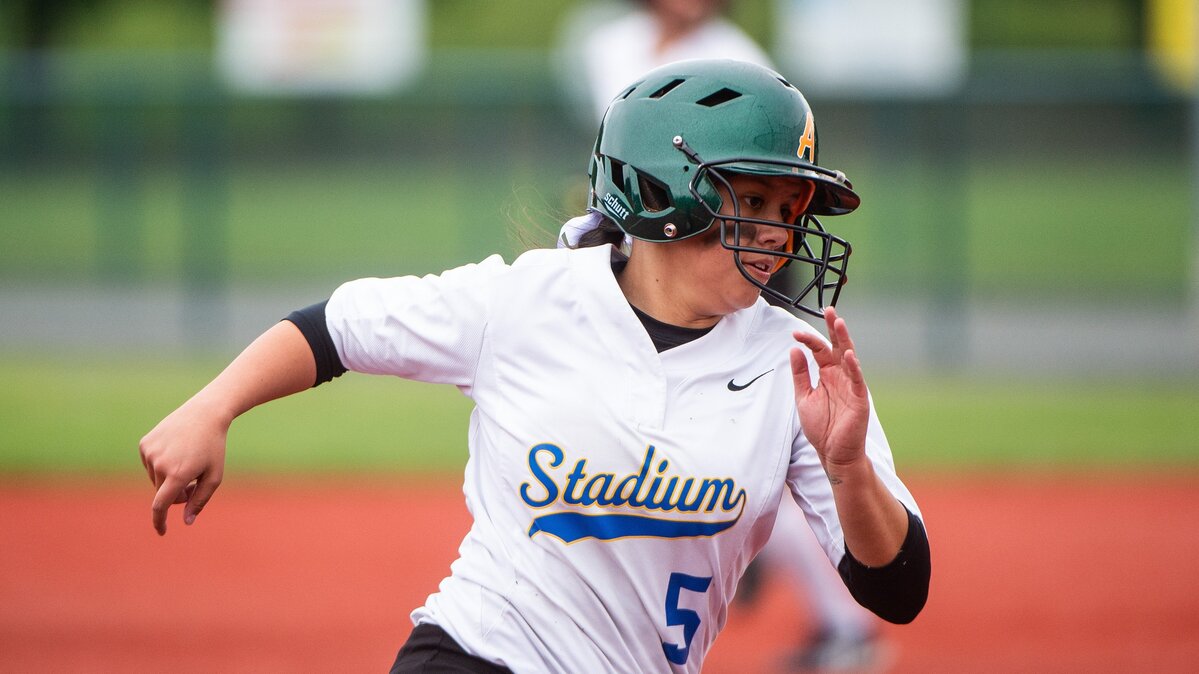Stadium’s Mikayla Liljenberg (5) races to third in the first inning. Mountainview played Stadium in a softball game in Lacey, Wash., on Saturday, May 18, 2019. 
