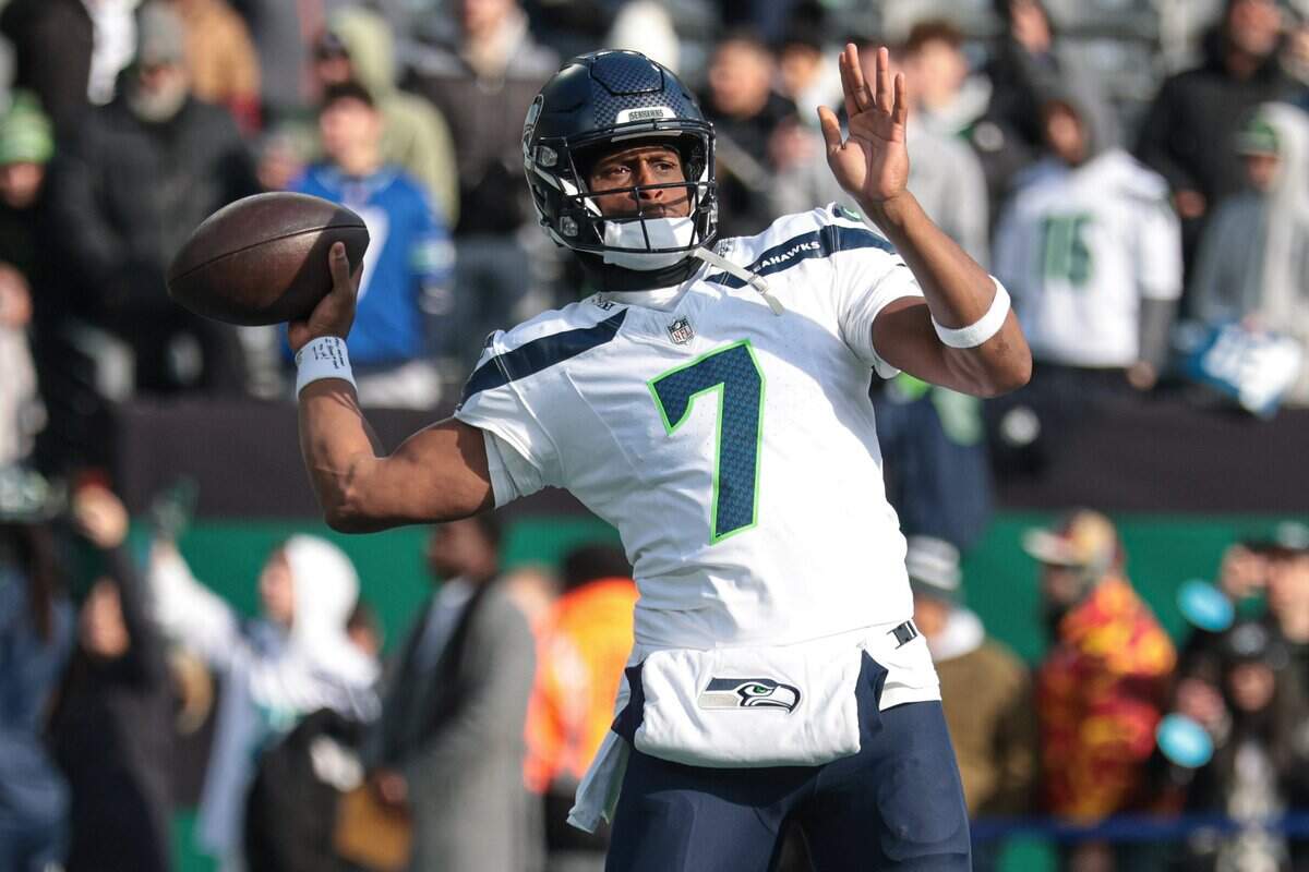 Seattle Seahawks quarterback Geno Smith (7) warms up before the game against the New York Jets before the game at MetLife Stadium. Mandatory Credit: Vincent Carchietta-Imagn Images