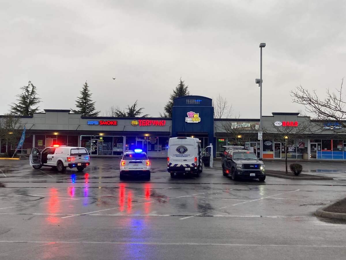Pierce County deputies arrested a 33-year-old man Thursday morning for investigation of commercial burglary, resisting arrest and malicious mischief following an hours-long standoff at a Graham shopping center.