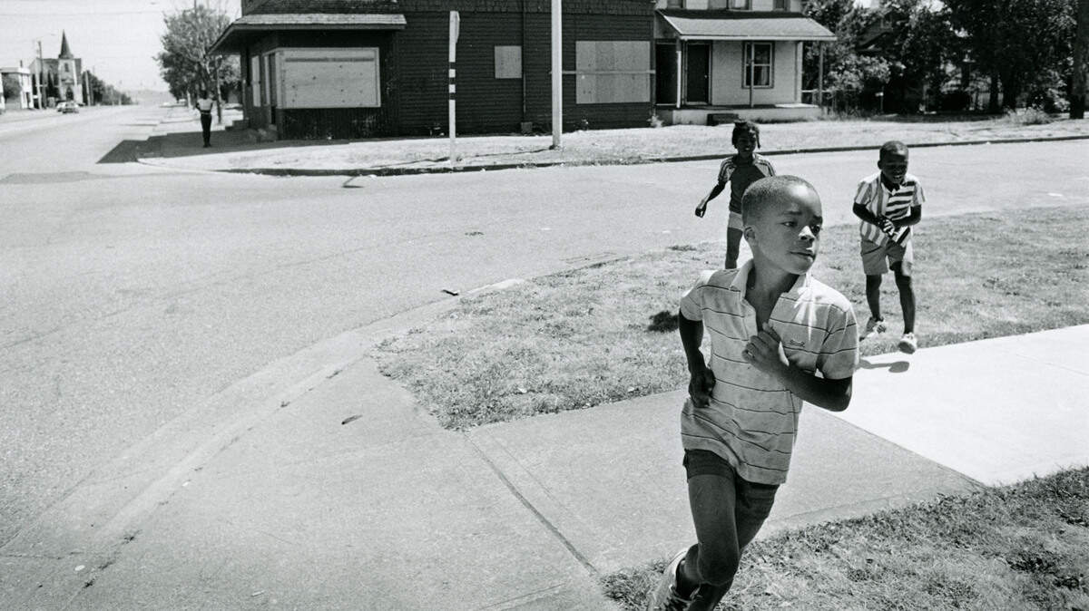 On his way to his aunt’s apartment complex for a swim in the pool there, 7-year-old Ken Posey (”Cool Papa”) leads Corey Bell, 8, (left rear) and Errol Mares, 8, on a shortcut through Hilltop in August 1988.
