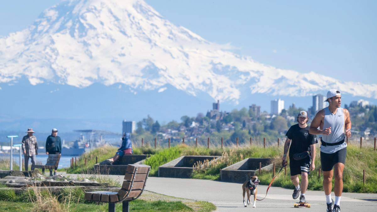 A warm and sunny Memorial Day weekend around Puget Sound is possible, NWS Seattle says.