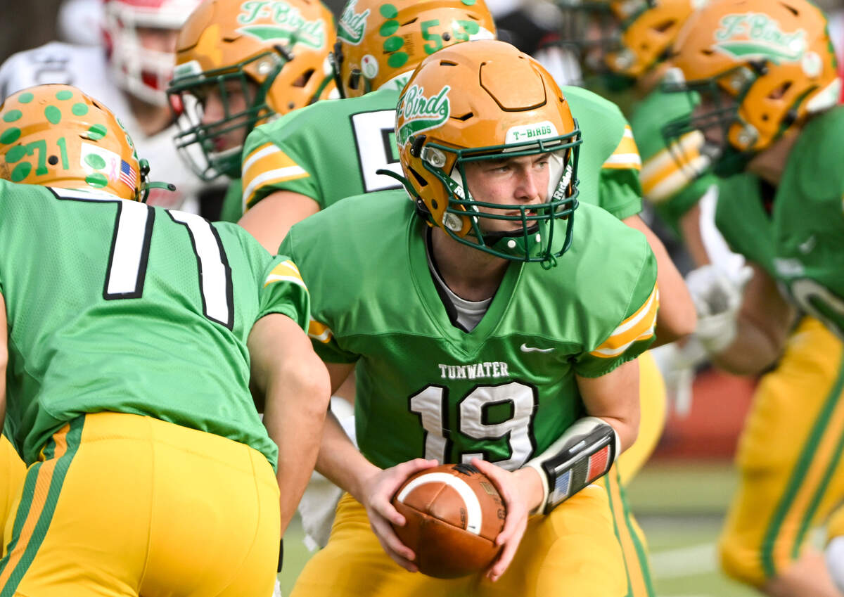 Tumwater’s Ethan Kastner (19) turns to hand off the ball during the first half of the 2A state quarterfinals against the Clarkston Bantams at Tumwater District Stadium, Saturday, Nov. 18, 2023, in Tumwater, Wash.