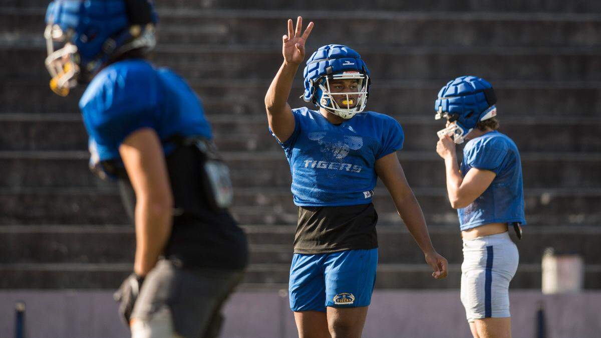 Stadium High School linebacker Dominic Fualaau (center) directs the defense during a drill at practice on Tuesday, Sept. 19, 2023 at Stadium Bowl in Tacoma, Wash.