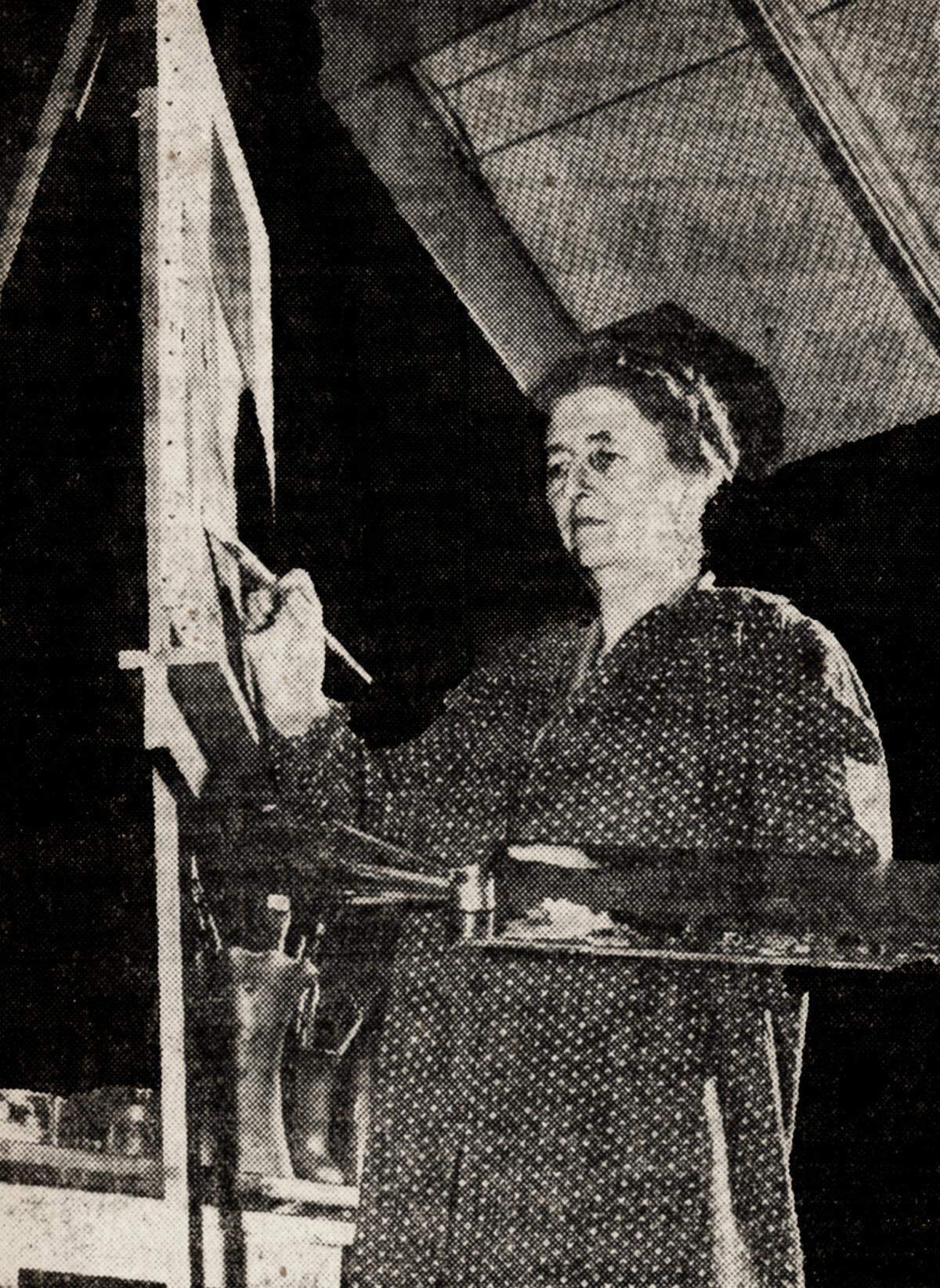 B.L. Hyde paints in her studio in a Dec. 6, 1947 clipping from the Tacoma Times.