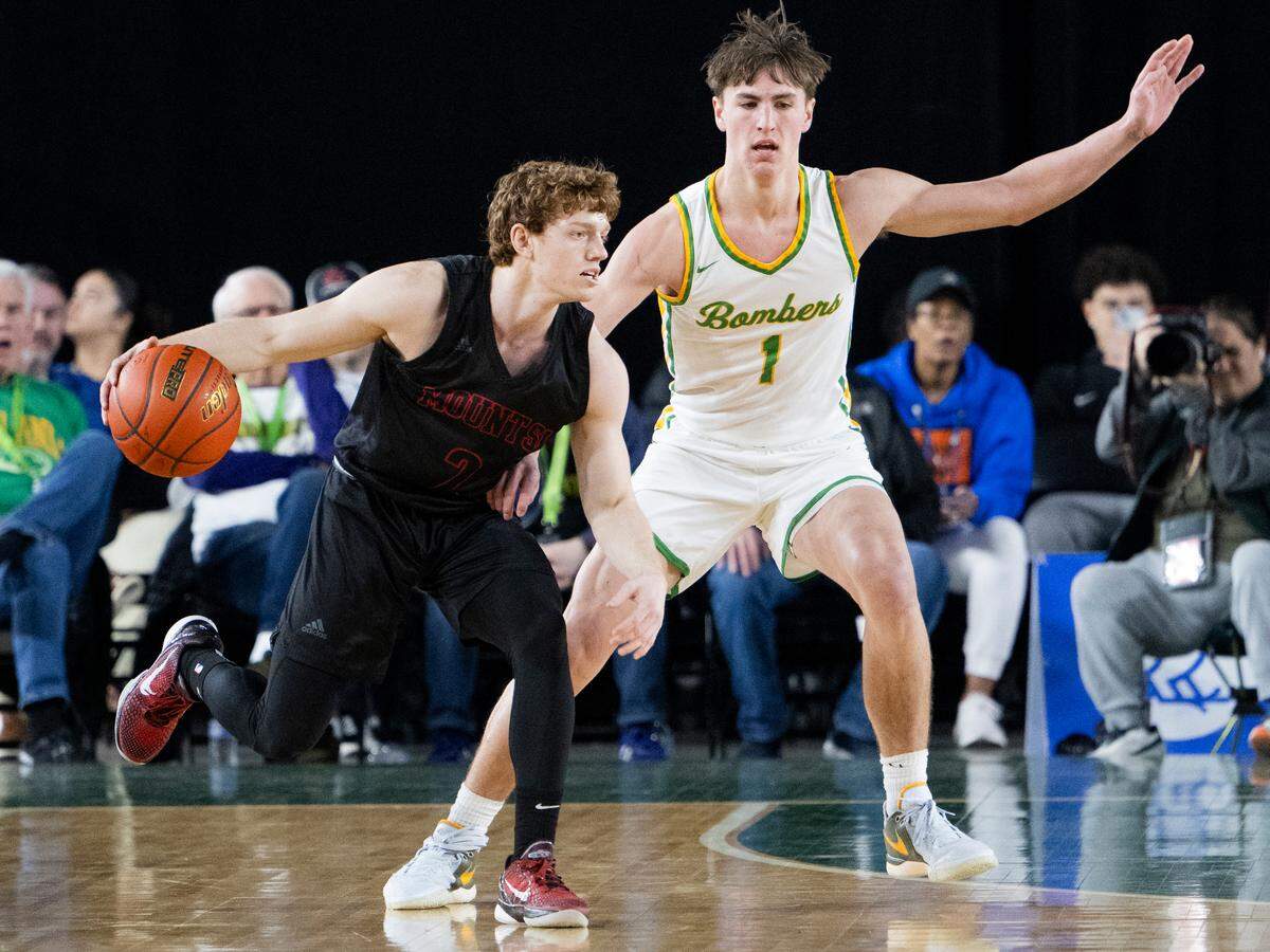 Mount Si’s Blake Forrest (2) makes his way to the net while Richland’s Landen Northrop (1) guards him during the first half of the Class 4A state championship game at the Tacoma Dome, on Saturday, March 2, 2024, in Tacoma, Wash.
