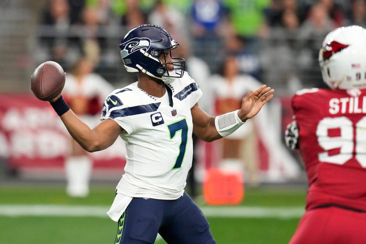 Seattle Seahawks quarterback Geno Smith (7) plays against the Arizona Cardinals in the first half of an NFL football game Sunday, Jan. 7, 2024, in Glendale, Ariz. (AP Photo/Ross D. Franklin)