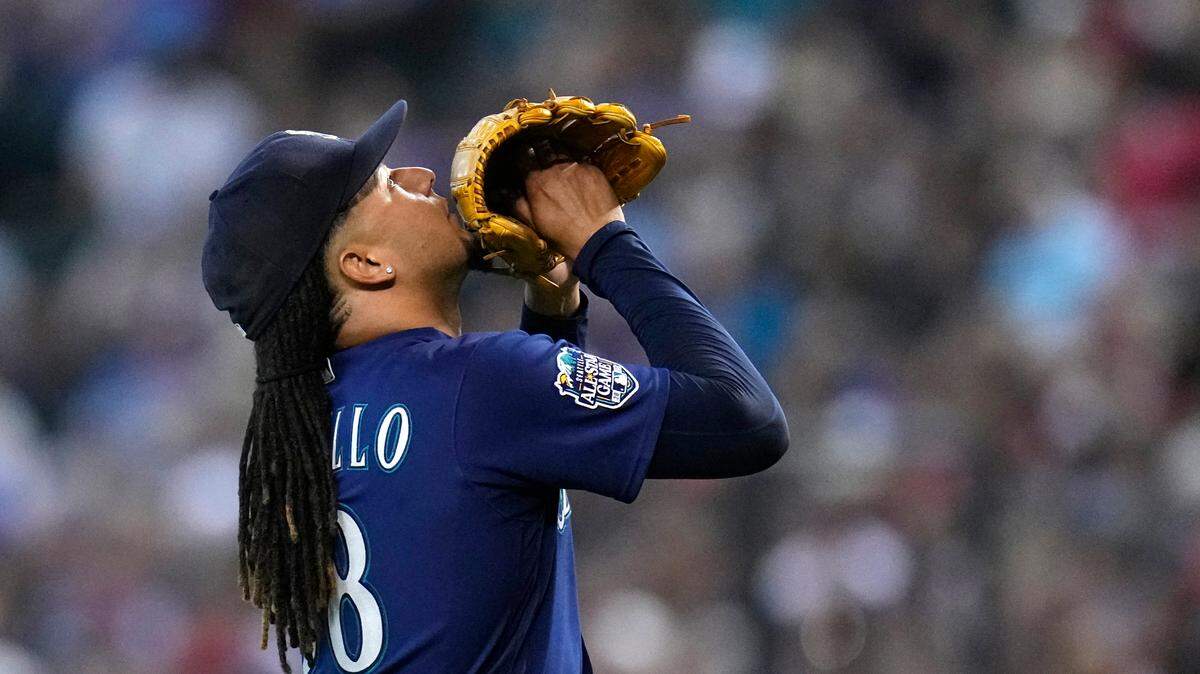 Seattle Mariners starting pitcher Luis Castillo looks skyward after retiring the Arizona Diamondbacks during the first inning of a baseball game Sunday, July 30, 2023, in Phoenix. (AP Photo/Ross D. Franklin)