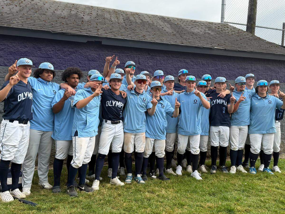 Olympia Baseball poses for a portrait after defeating Sumner, 1-0, in the 4A SPSL championship at Sumner High School on May 6, 2026, in Sumner, Wash.