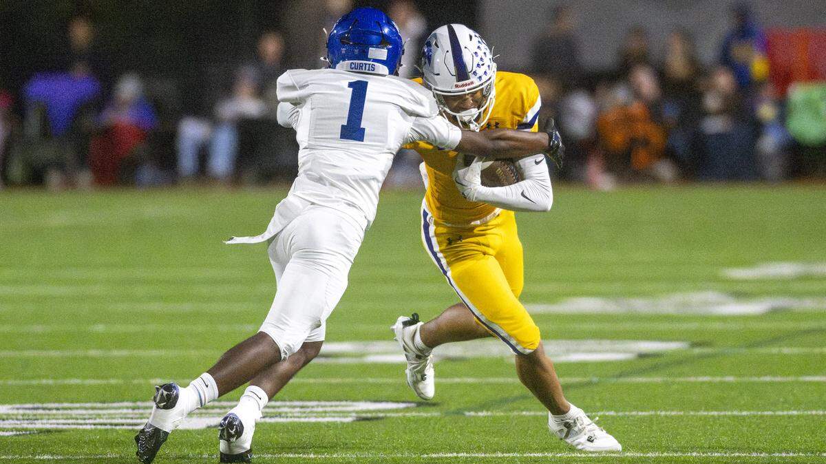Curtis’ Alijah Johnson (1) attempts to tackle Sumner’s Braylon Pope (0) on Friday, Oct. 17, 2025, in Sumner, Wash.