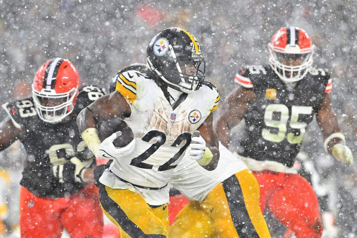 CLEVELAND, OHIO - NOVEMBER 21: Najee Harris #22 of the Pittsburgh Steelers runs the ball against the Cleveland Browns during the fourth quarter in the game at Huntington Bank Field on November 21, 2024 in Cleveland, Ohio. (Photo by Jason Miller/Getty Images)
