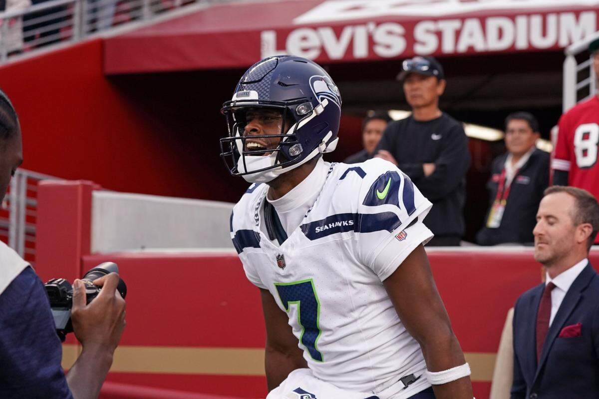 Nov 17, 2024; Santa Clara, California, USA; Seattle Seahawks quarterback Geno Smith (7) celebrates after scoring a rushing touchdown past San Francisco 49ers cornerback Isaac Yiadom (22) to win the game in the fourth quarter at Levi's Stadium. Mandatory Credit: David Gonzales-Imagn Images
