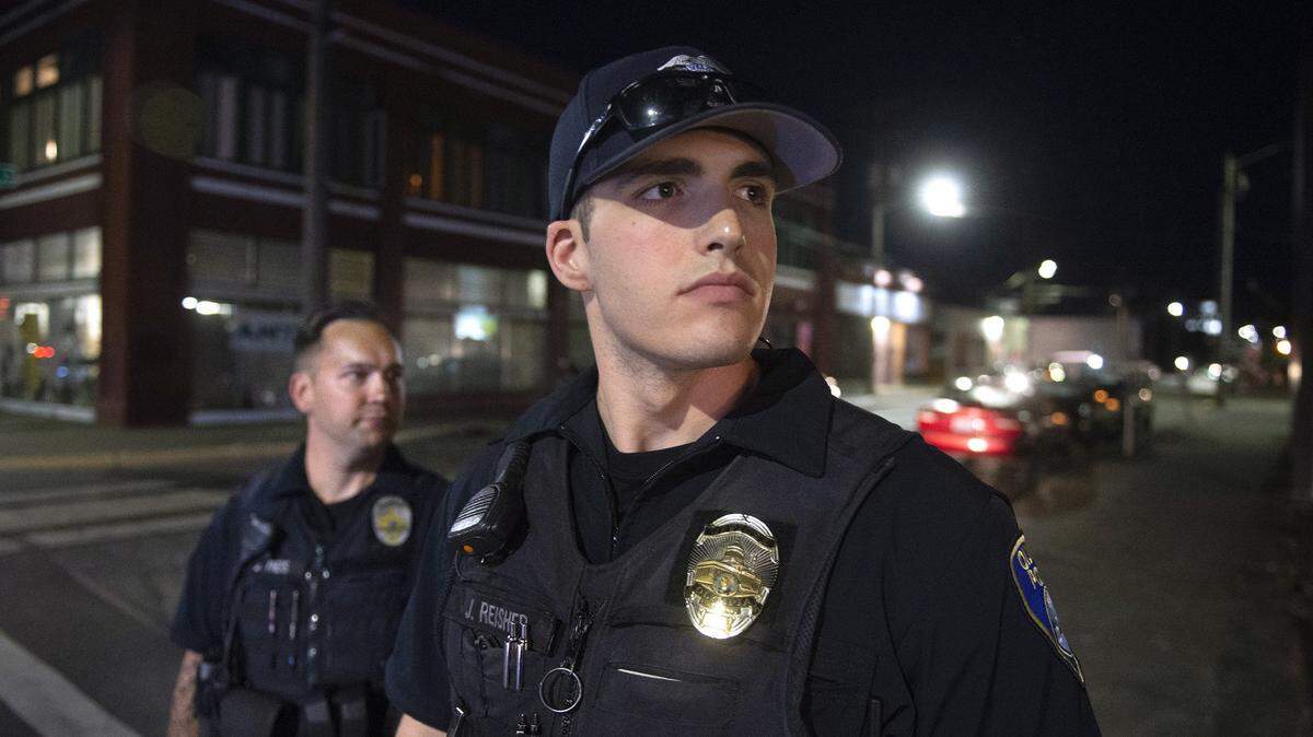 Initiative 940 requires law enforcement officers to receive training for violence de-escalation and mental health issues.