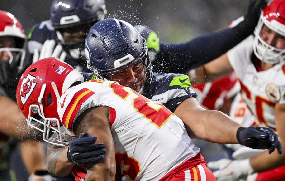 Seattle Seahawks defensive tackle Brandon Pili (95) tackles Kansas City Chiefs running back Elijah Mitchell (25) for a safety during the second quarter of the preseason game at Lumen Field, on Friday, Aug. 15, 2025, in Seattle.