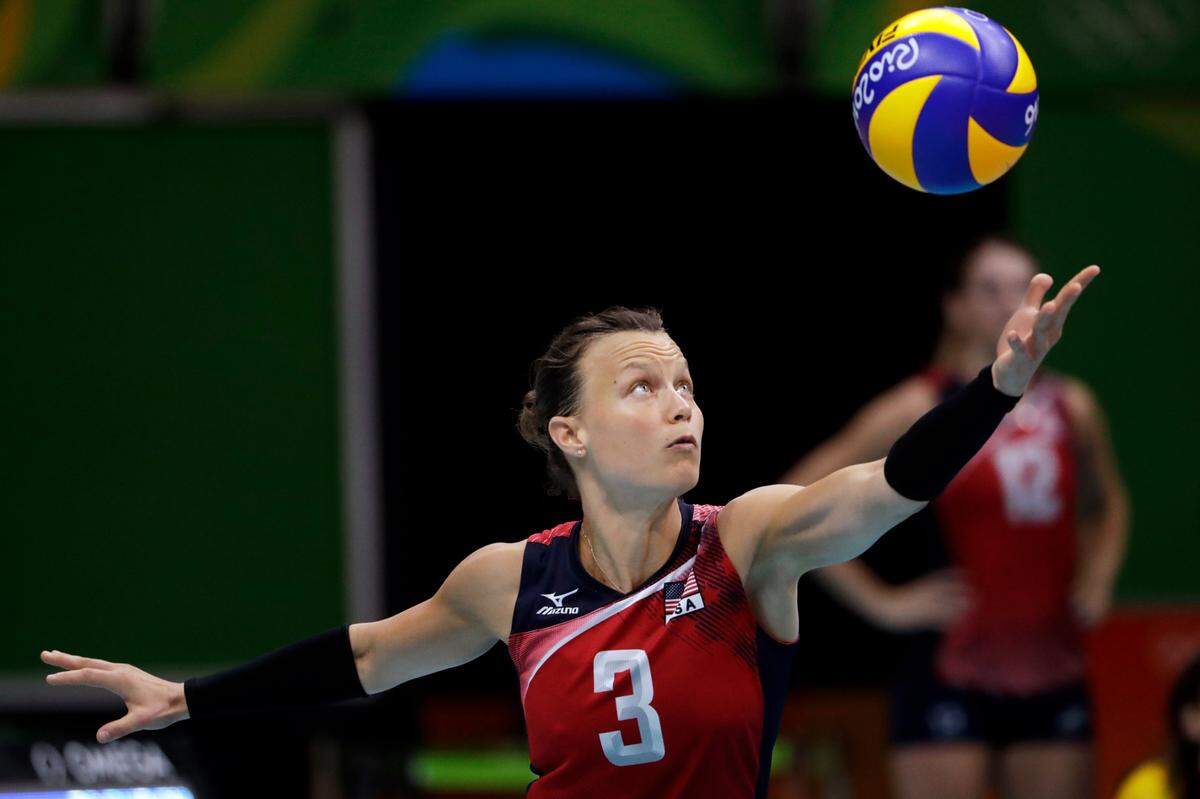 United States’ Courtney Thompson serves the ball during a women’s semifinal volleyball match against Serbia at the 2016 Summer Olympics in Rio de Janeiro, Brazil, Thursday, Aug. 18, 2016. (AP Photo/Matt Rourke)