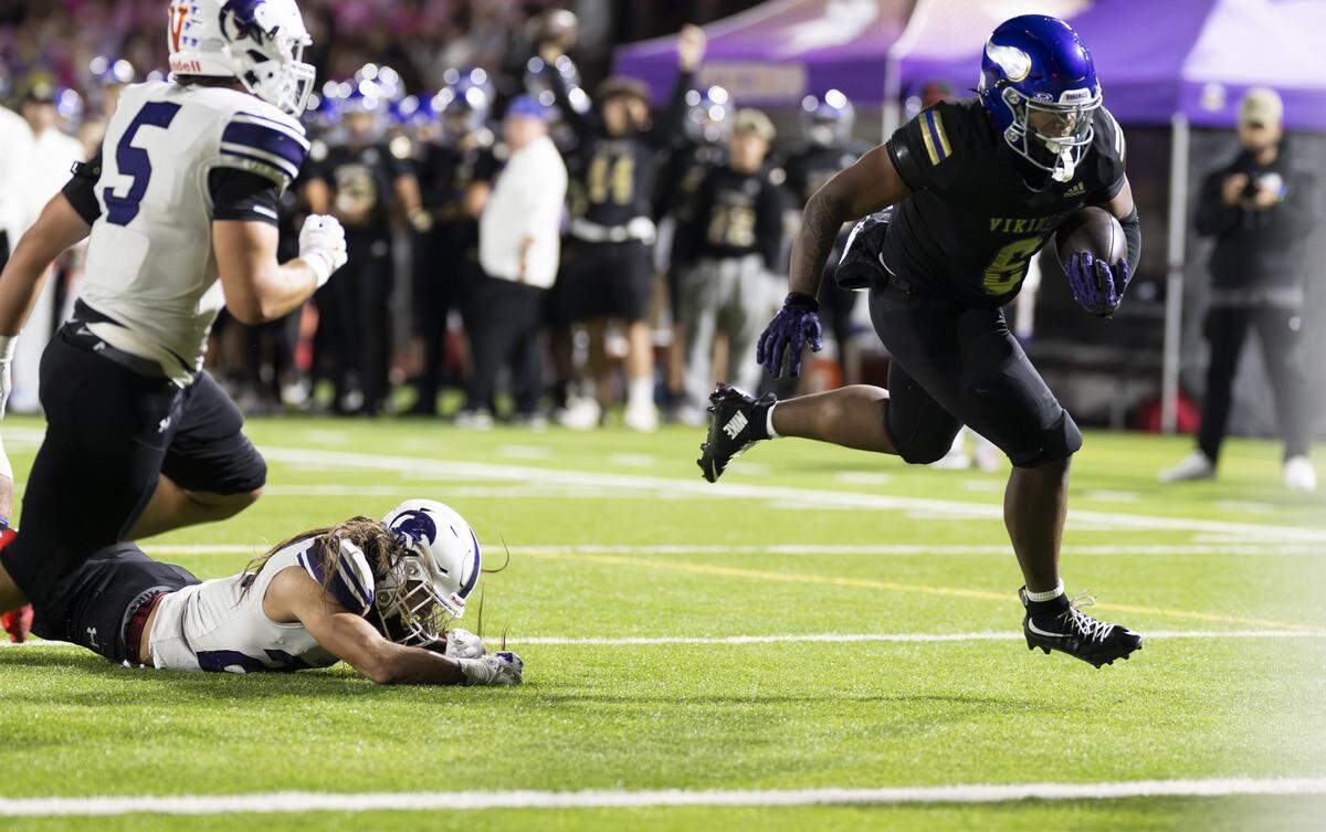 Puyallup running back Malcolm Akuffo (6) runs in a touchdown against the Sumner Spartans during the first half of the game at Sparks Stadium, on Saturday, Oct. 4, 2025, in Puyallup, Wash.