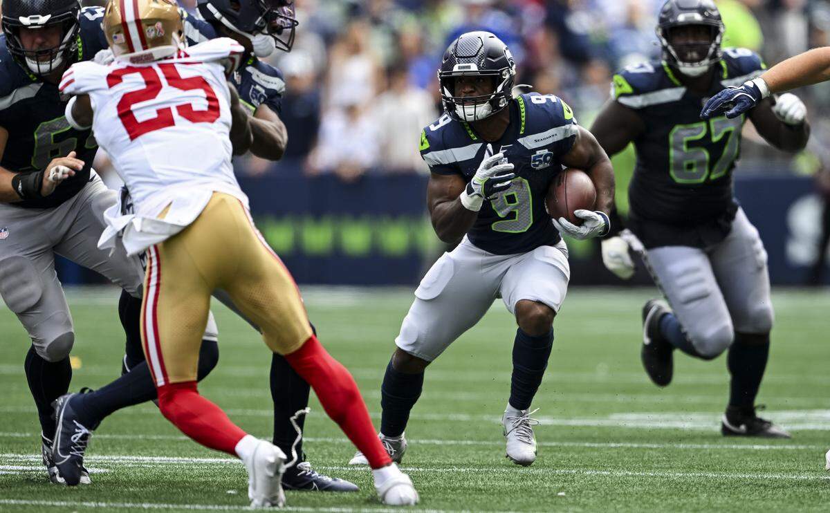 Seattle Seahawks running back Kenneth Walker III (9) carries the ball 8 yards during the fourth quarter of the game at Lumen Field, on Sunday, Sept. 7, 2025, in Seattle.