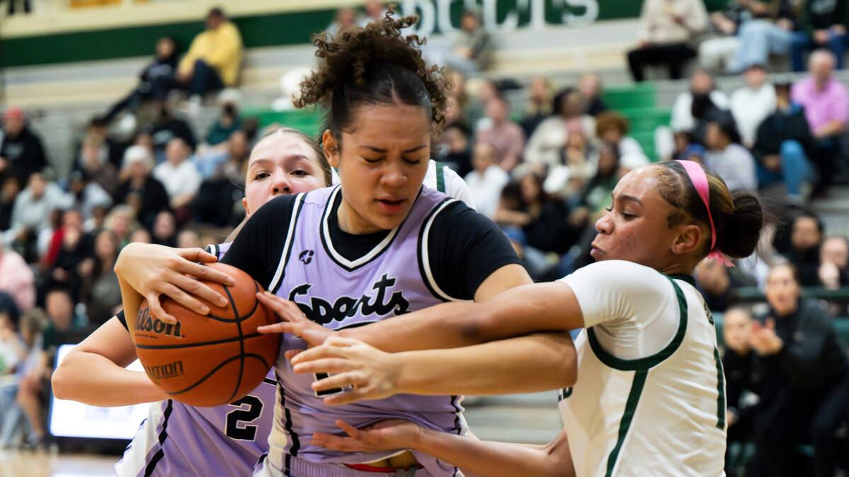 Sumner’s Olivia Collins (10) and Emerald Ridge’s Semaj Williams (1) fight for a rebound during the first half of of the girls basketball game at Emerald Ridge High School, on Thursday, Jan. 30, 2025, in Puyallup, Wash.