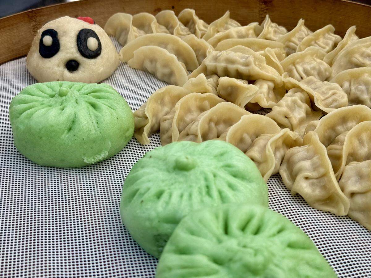 Find Happy Bun (Aloha Taste) most Thursdays at Tacoma Farmers Market with steamed buns (green indicates veggie) and dumplings. Sweet red-bean buns come in cute packages of little piggies or pandas.