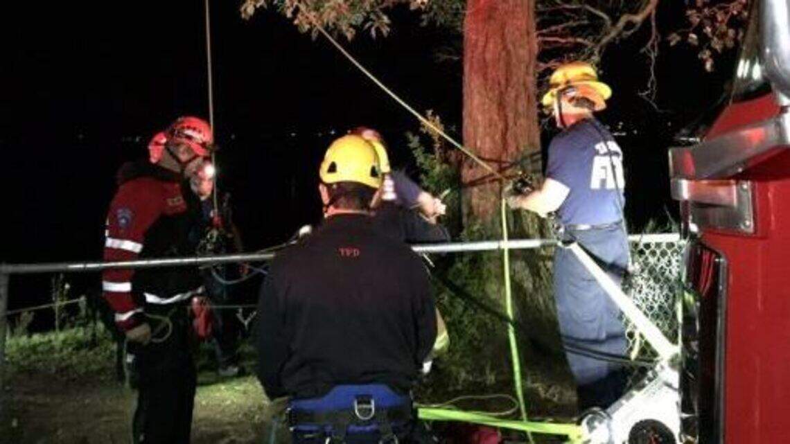 2 stranded on cliff after dropping phone in Point Defiance Park ...