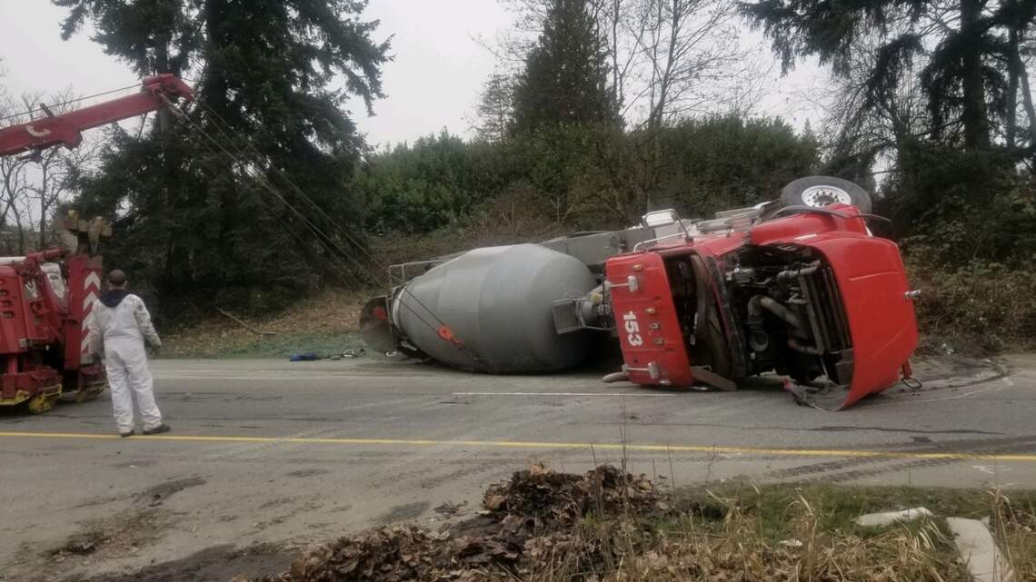 4-vehicle collision involving concrete mixer truck in Sumner blocks westbound SR-410